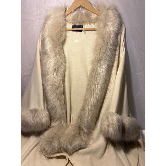 Dolcecabo Cream Faux Fur Cape, Poncho Winter Sweater Coat, Women’s S/M - Picture 1 of 9
